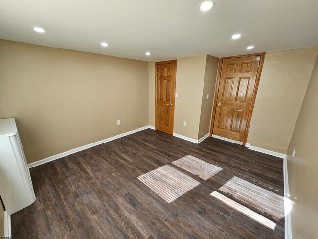 Building Photo - 7 S Laclede Pl