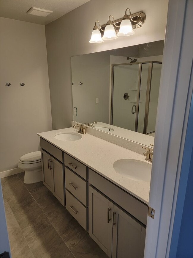 Building Photo - Stunning Townhomes!
