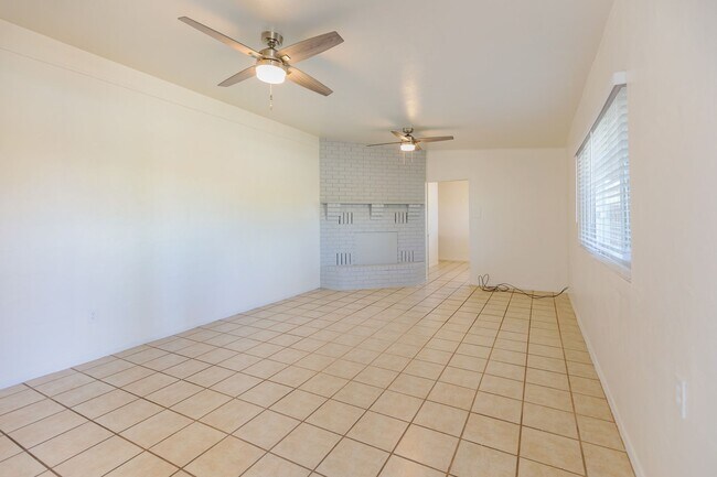 Building Photo - 3 Bedroom 2 Bath Home