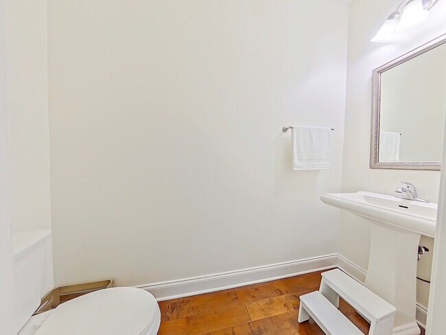 Building Photo - Beautiful 4 Bedroom home in Canterbury Farms!