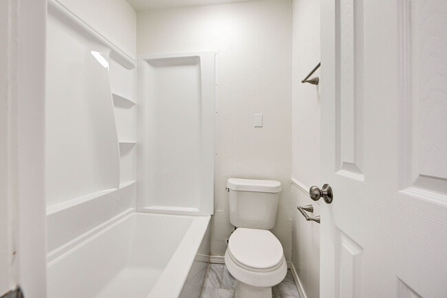 Building Photo - 2112 Melrose Dr