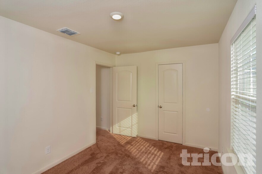 Building Photo - 11031 Chatham Ct