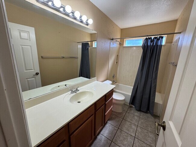 Building Photo - Glendale 3/2 With 2-Car Garage- 1/2 OFF FI...