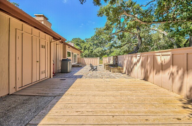 Building Photo - Luxury Living in Corral de Tierra!