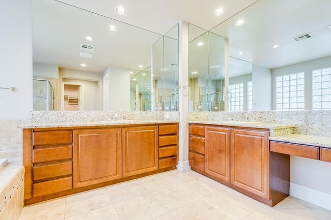 Building Photo - Live The Red Rock Country Club Lifestyle!!