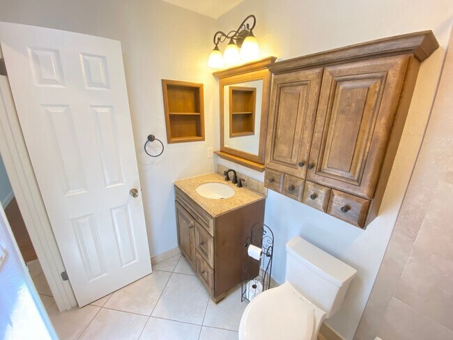Building Photo - Wekiva home ready for move in! 3B/2B, 2 se...