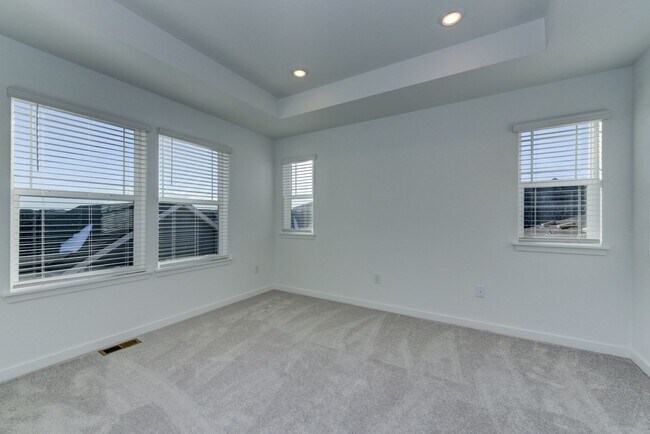 Building Photo - Beautiful 4 bed, 3 bath Townhome with 2 car garage ready for move in!