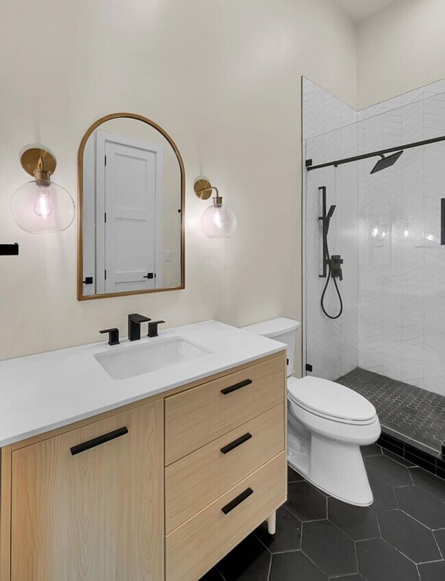 Building Photo - Beautiful 3 bedroom / 3 bath house available now!