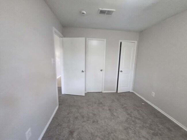 Building Photo - 5400 Linda Ln