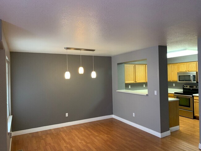 Building Photo - Beautiful Well Maintained 3 bedroom 3.5 bathroom Home