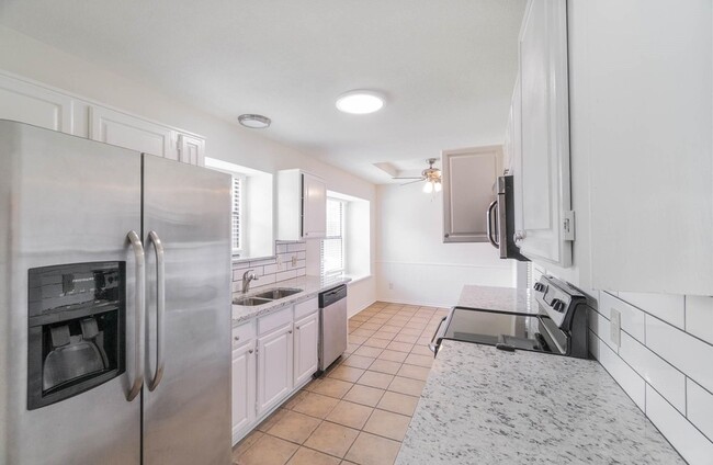 Building Photo - 1905 Lansdown Ct