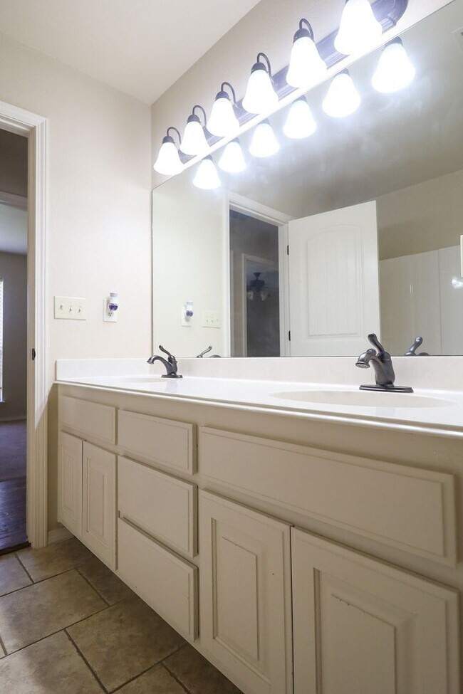 Building Photo - Spacious 4 bedroom 3 bathroom home In Sand Springs