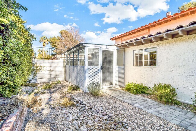 Building Photo - Stunning Remodeled 4-Bedroom Home in Exclu...