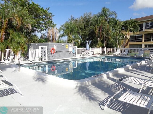 Building Photo - 4200 Crystal Lake Dr