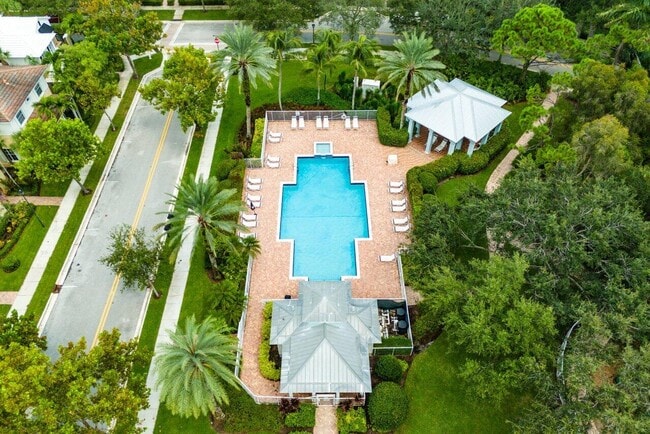 Building Photo - 212 W Thatch Palm Cir