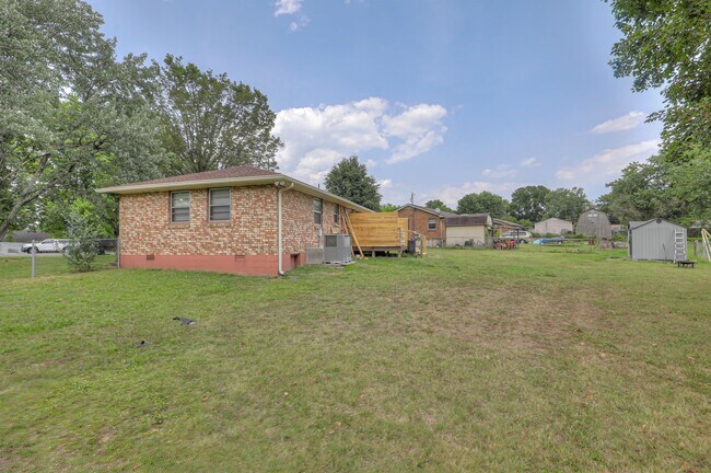 Building Photo - 307 Sunset Trail