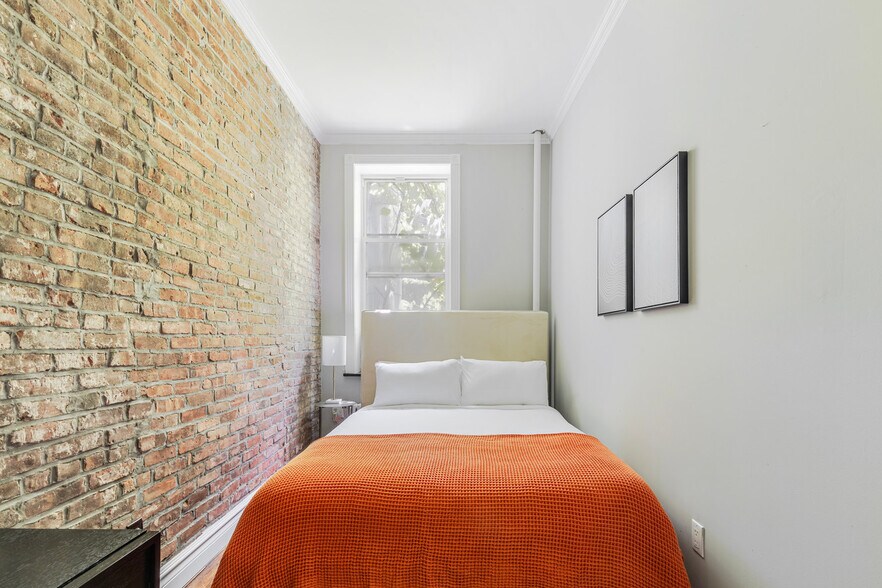 Building Photo - 562 Hudson St