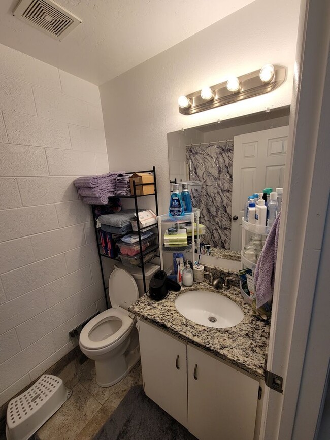 Building Photo - Studio Apartment - Available August 10th