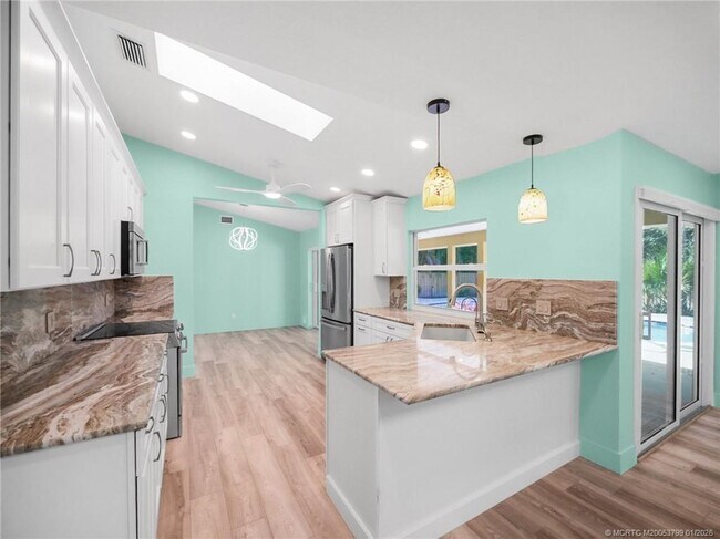 Building Photo - 3055 SE Glasgow Dr