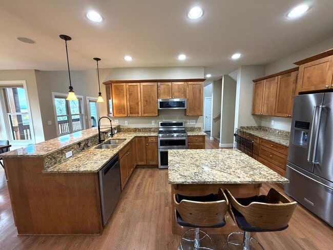 Building Photo - Absolutely Stunning, 6-Bed 3.5 Bath Execut...