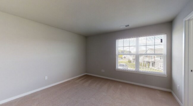 Building Photo - RENT SPECIAL - Upper 2 Bedroom 2 Bathroom Apartment is Available