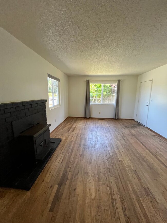Building Photo - Sunny and Spacious 3/2 With Large Yard and...