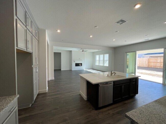 Building Photo - Fabulous Single Level 4 Bedroom in 95757
