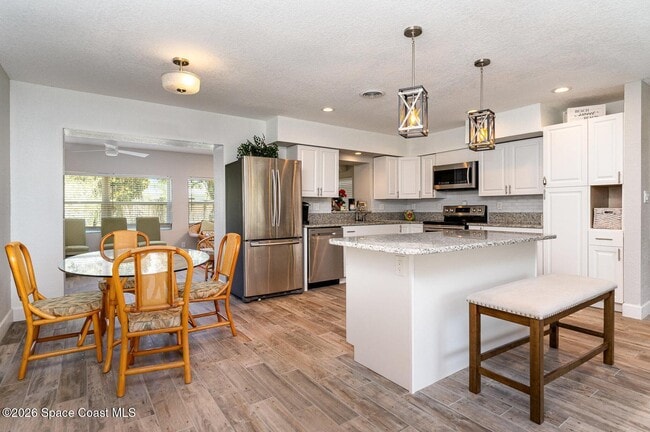 Building Photo - 1052 Pine Tree Dr