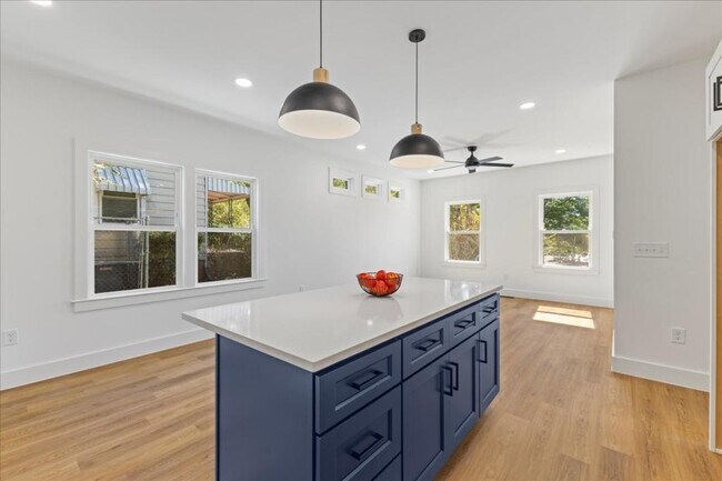 Building Photo - 803 Dupree St