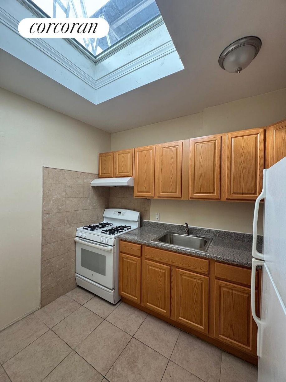 Building Photo - 651 Evergreen Ave