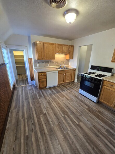 Kitchen - 349 S Dickason Blvd