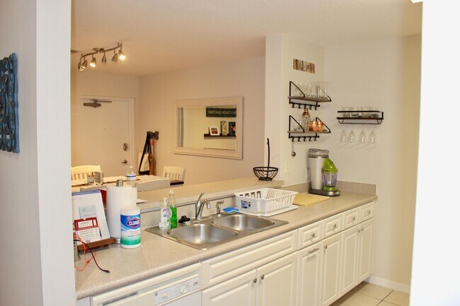 Building Photo - 1150 Town Center Dr