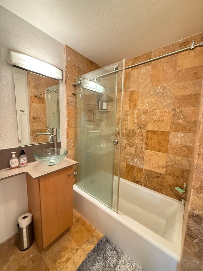 Building Photo - Charming Loft - 2 bed/ 2.5 bath in prime downtown San Diego!