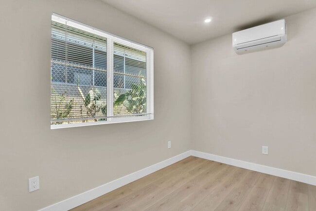 Building Photo - Newly remodeled 2 bed 1 bath with washer &...