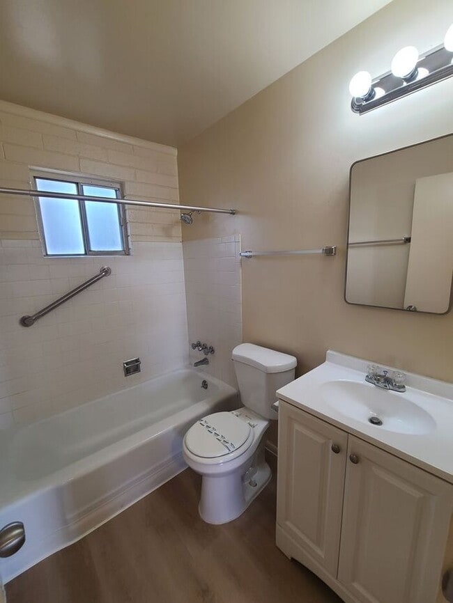 Building Photo - Charming two-bedroom, one-bathroom apartment