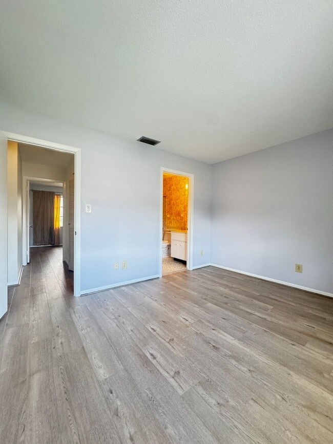 Building Photo - Unfurnished Townhouse Near Downtown Sarasota