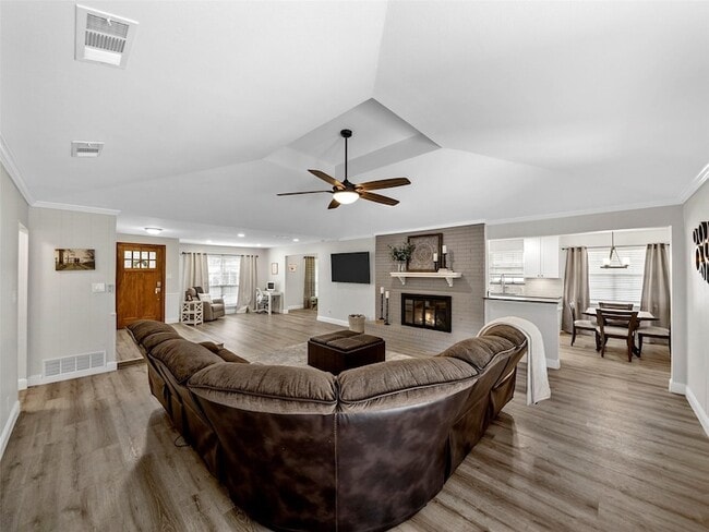 Building Photo - 709 Thoreau Ln