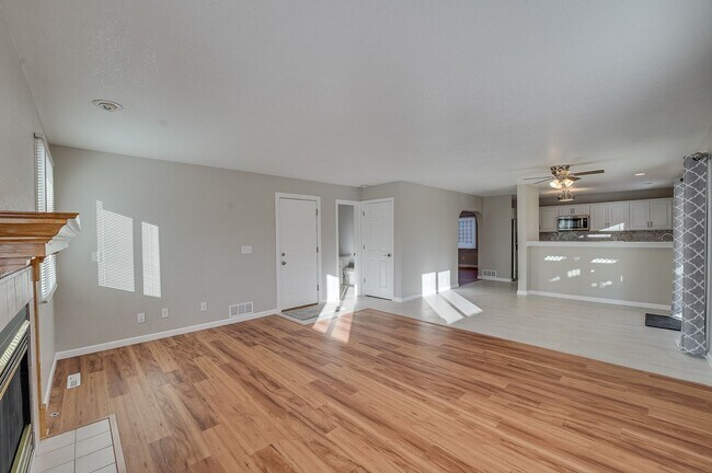 Building Photo - Beautiful 4 bed, 3.5 bath Home in Fort Collins Dakota Ridge Neighborhood