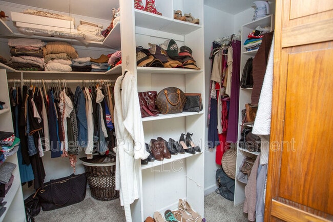 Building Photo - 207 Empress Ct