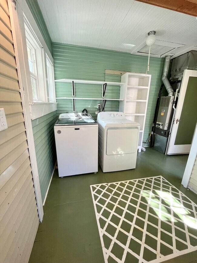 Building Photo - MOVE IN READY!! 2 BEDROOM 1 BATH W/OFFICES