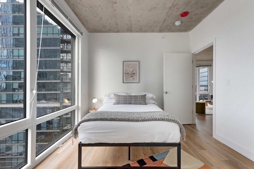 Building Photo - 853 W Blackhawk St