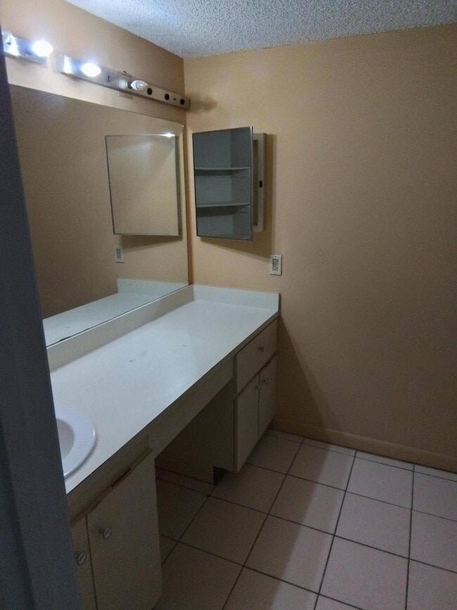 Building Photo - 1458 N Lawnwood Cir