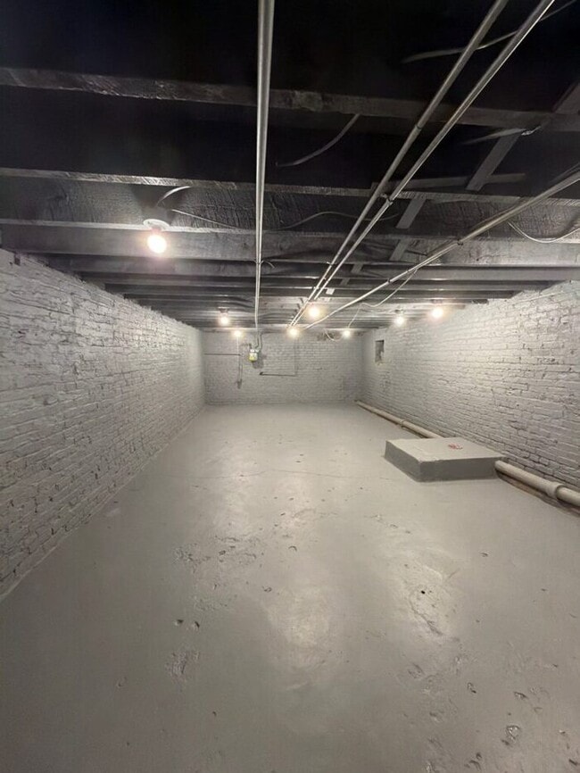 Building Photo - 3 bedrooms with parking