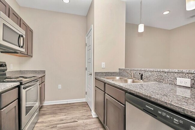 Building Photo - Renovated Mallard Creek Apartment for Lease!