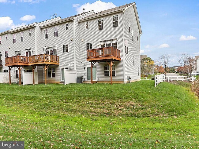 Building Photo - 523 Chestnut Ct