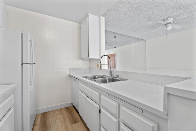 Building Photo - Top-Floor 1-Bedroom Condo with Vaulted Cei...