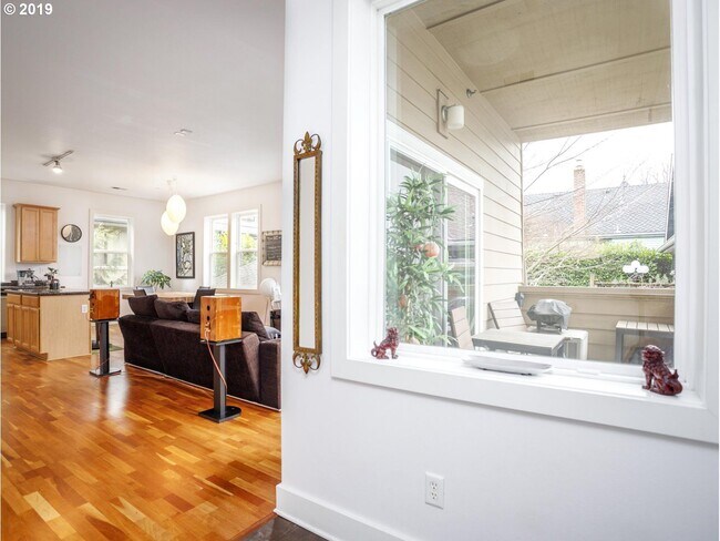 Building Photo - NorthWest/Nob Hill Condo 3Bd/2Ba ~ Washer/Dryer In Unit, Assigned Covered Parking,  Close to Shop...