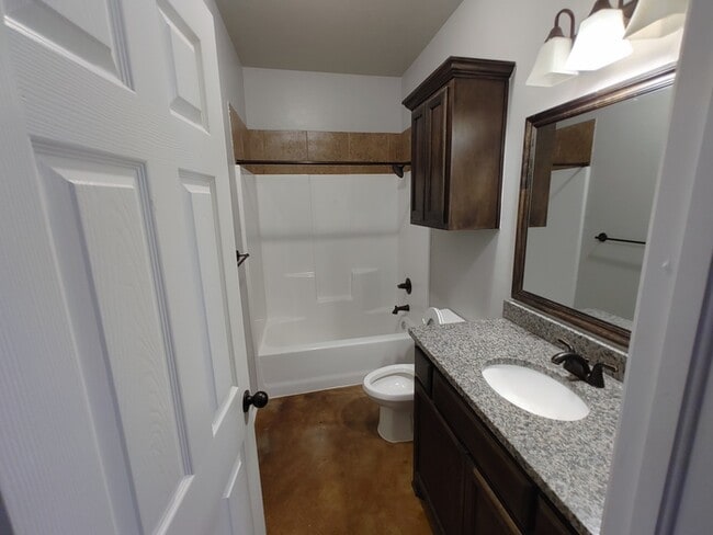 Building Photo - Beautiful 3BR/2BA Home w/ Granite Counters • Garage Parking in El Reno