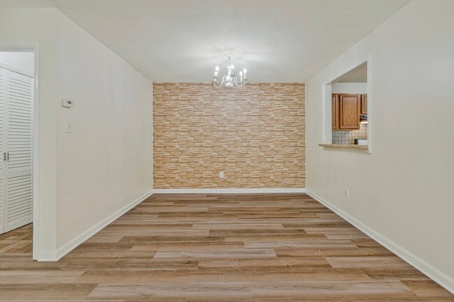 Building Photo - Bright & Cheery 2 BR 2 Bath Unit Available...