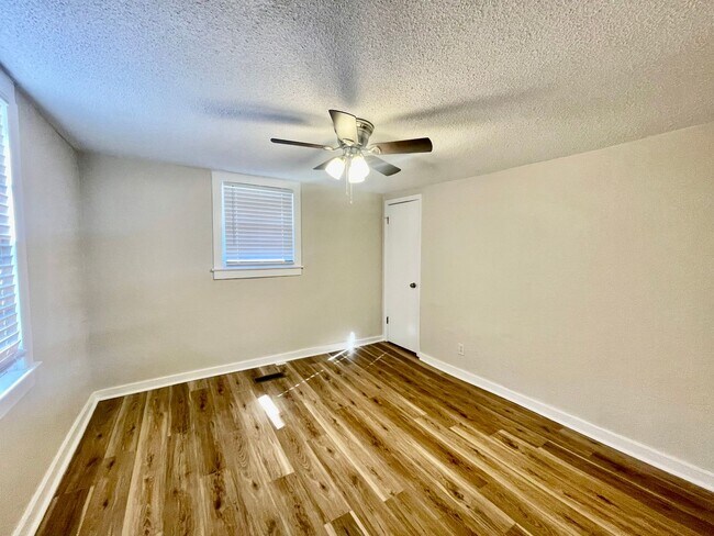 Building Photo - 10th Ave NW Duplex